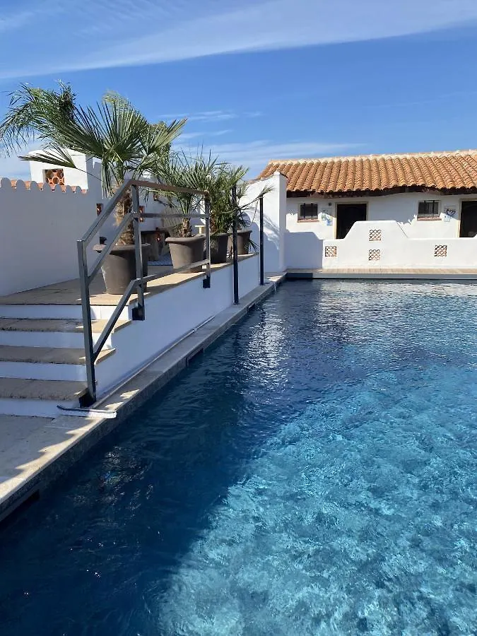 Hotel Du Pont Blanc Saintes-Maries-de-la-Mer 3*,